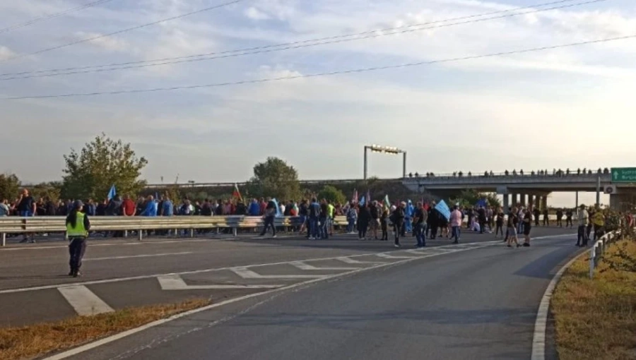 Министърът на енергетиката отива при протестиращите, премиерът ги кани на среща