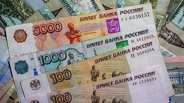 Руската валута отново поевтиня до над 100 рубли за долар