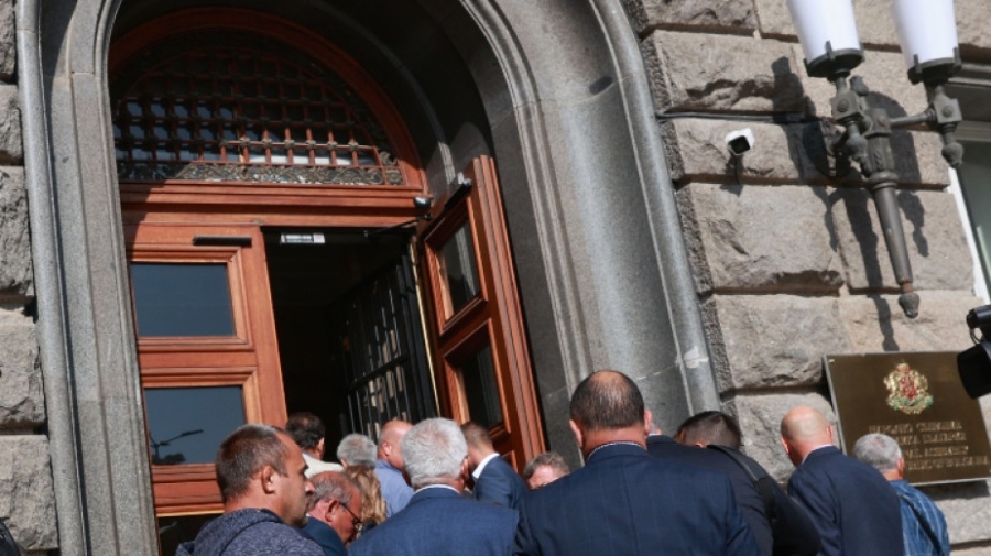 Протестът спира - до минути ще е готово споразумението с правителството