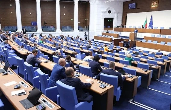 Извънредно заседание на парламента: Депутатите ще гласуват споразумението с протестиращите енергетици