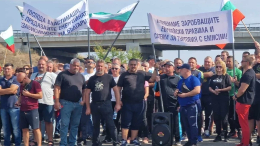 Продължава блокадата на АМ Тракия край Стара Загора