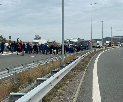 Протестиращите вдигат блокадата на магистрала Струма