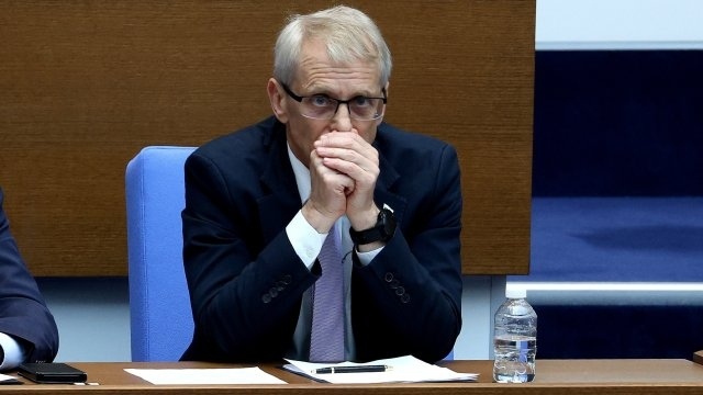 Николай Денков критикува депутати за просташки изказвания, отвърнаха му с оставка