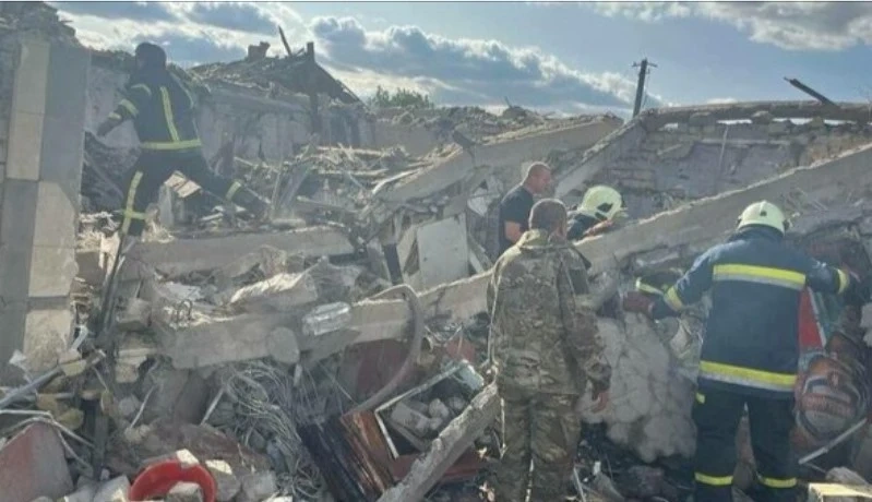 Руски ракетен удар: Загинали са 49 души, бомбата е паднала до хранителен магазин