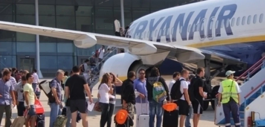 Европарламентът иска авиокомпаниите да не таксуват ръчния багаж