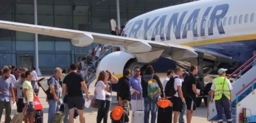 Европарламентът иска авиокомпаниите да не таксуват ръчния багаж