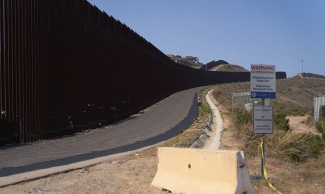 Обрат: Байдън ще разширява стената по границата на САЩ  