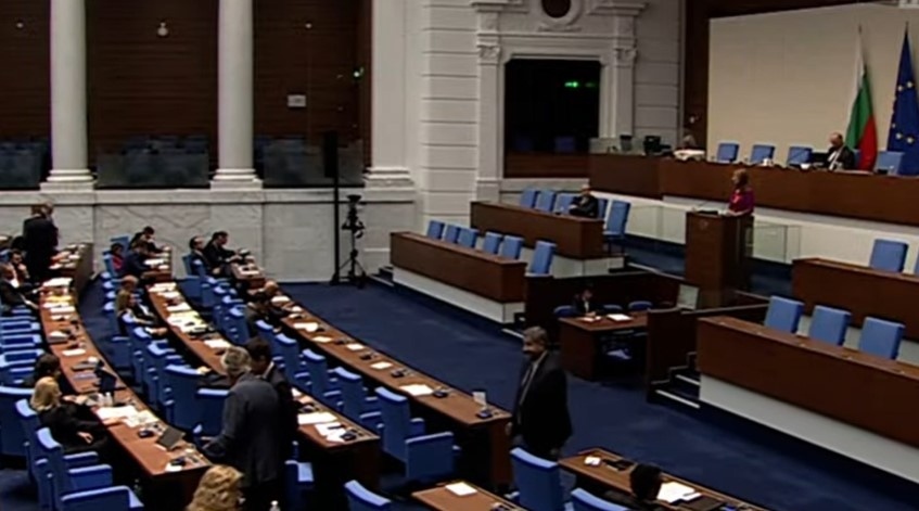 Поправките в конституцията продължават на бавната писта