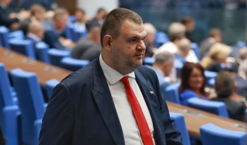 Скандал в парламента заради бойните машини Страйкър - Пеевски поиска оставката на Тагарев