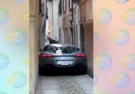 Луксозна кола заседна в тясна италианска уличка (ВИДЕО)