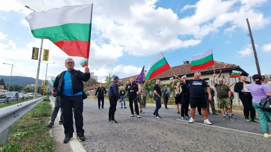 Продължават протестите на миньори и енергетици: Остават блокадите на АМ Тракия и Прохода на Републиката