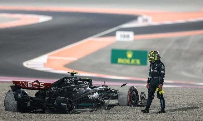 Хамилтън олекна с 25 хил. евро, защото пресече неправилно  