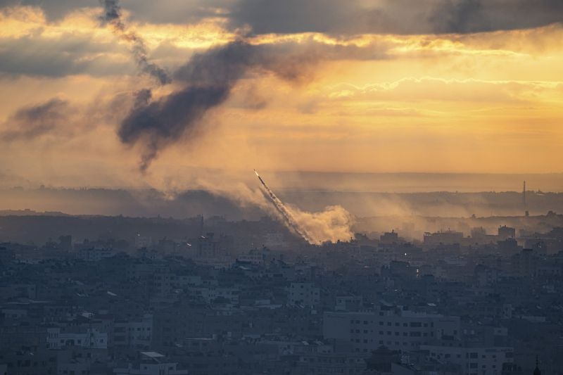Ракетен обстрел близо международното летище Бен Гурион в Тел Авив,