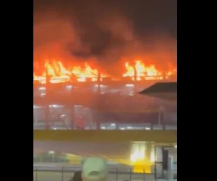 Огромен пожар затвори летище в Лондон