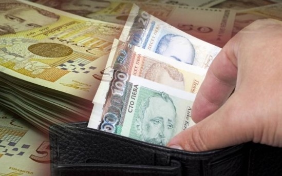 Кабинетът реши: Минималната заплата става 933 лв. от 1 януари догодина