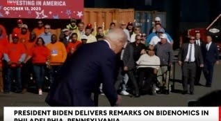 Байдън се спъна два пъти, качвайки се по няколко стъпала към сцена