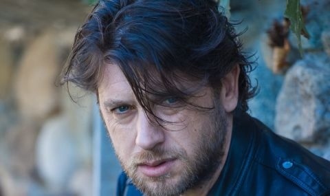 Плачков колабира преди представление