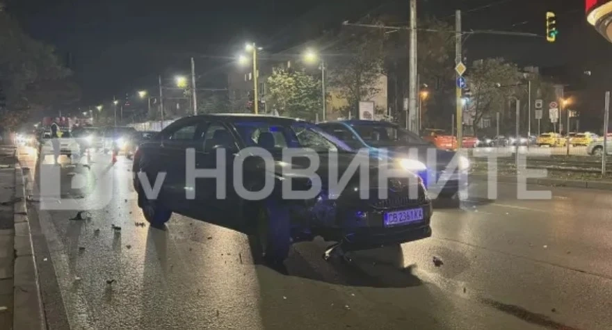Тежък инцидент в София: Автомобил блъсна човек на пешеходна пътека (СНИМКИ)