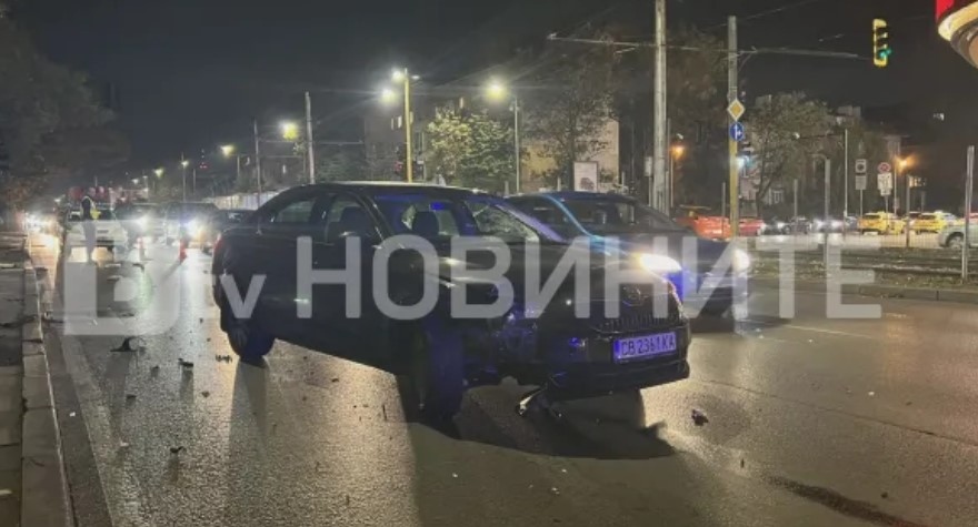 Тежък инцидент в София. Автомобил блъсна човек на пешеходна пътека на кръстовището