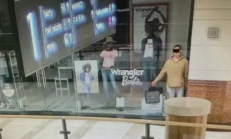 Младеж се опита да се измъкне след кражба в мол, преструвайки се на манекен