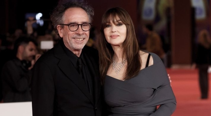 Моника Белучи и Тим Бъртън дебютираха като двойка на червения килим в Рим (СНИМКИ)