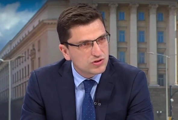 Сабрутев: Отпадна идеята парламентът да спре предсрочно дерогацията за Лукойл
