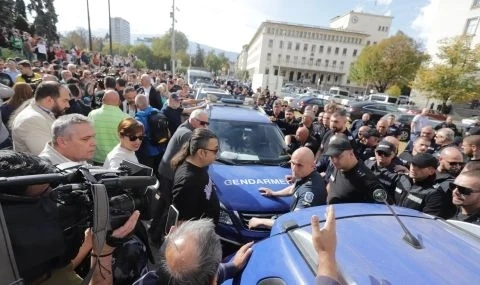 Напрежение между полиция и граждани на протеста пред ЦИК, блокирано е около Партийния дом