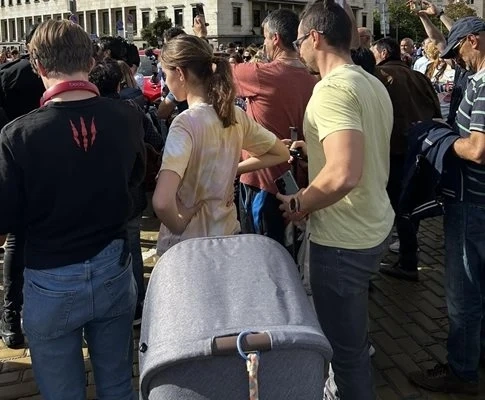 Лена Бориславова заведе дъщеря си Деа на първия й протест