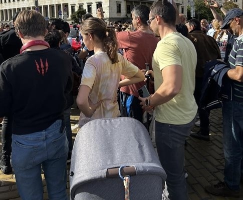 Лена Бориславова заведе дъщеря си Деа на първия й протест