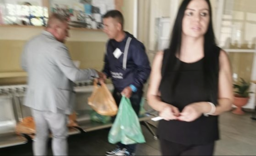 Кмет на ГЕРБ цяла сутрин стои пред секцията, раздава храна