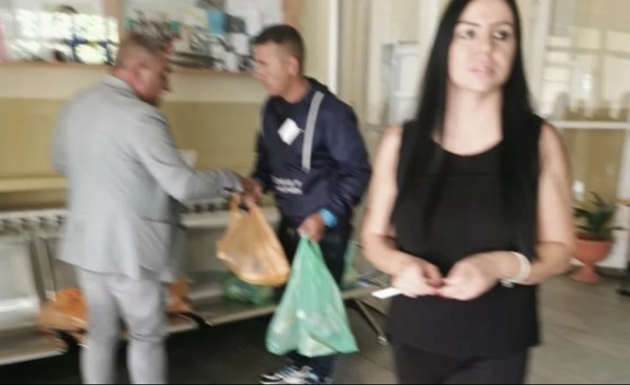 Кмет на ГЕРБ цяла сутрин стои пред секцията, раздава храна