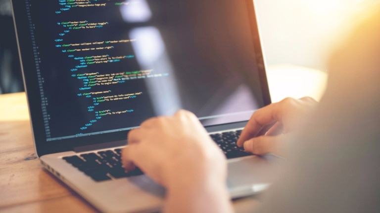 Спад на предложенията за работа в IT сектора с 40% за една година