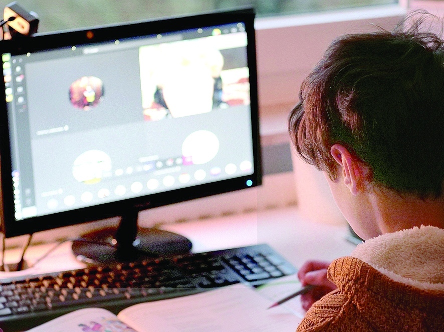 Над 17 000 учители на обучение за дигитална раница