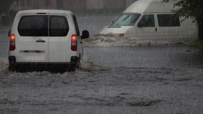 Заради проливния дъжд: Наводнения в Перник