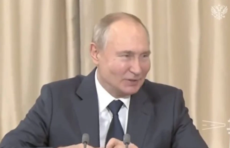 Путин се появи в Казахстан със странен вид. Той ли е или двойник?