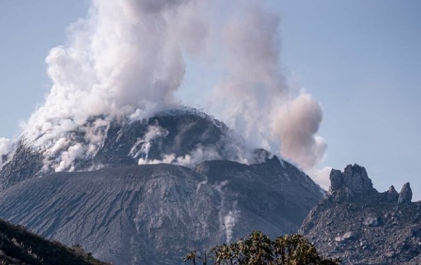 Вулканът в Исландия може да изригне до часове