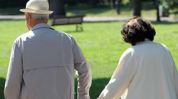 Вдигат парите за много пенсионери в България