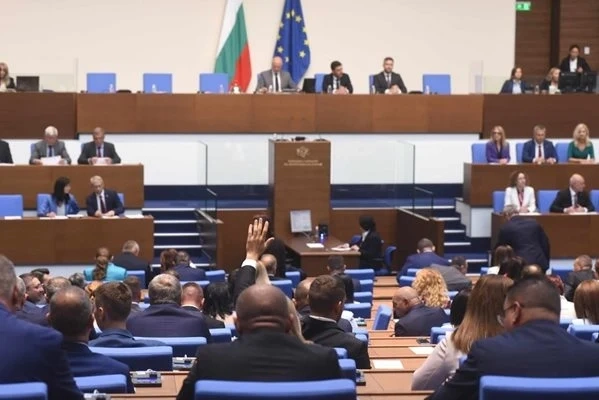 При третия опит вотът на недоверие се провали заради липса на кворум