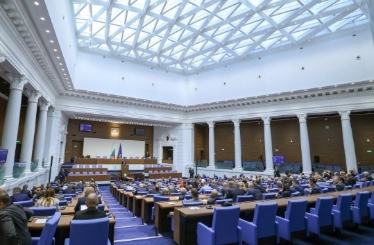 Вотът на недоверие остана за утре, ГЕРБ и ДПС напуснаха залата 