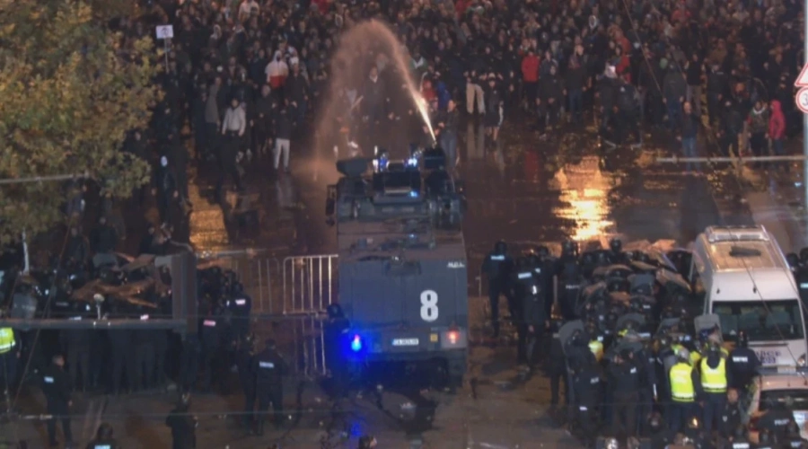 Напрежение на протеста срещу БФС, полицията използва водно оръдие