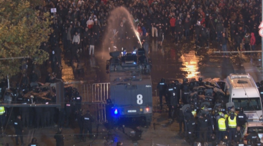 Напрежение на протеста срещу БФС, полицията използва водно оръдие