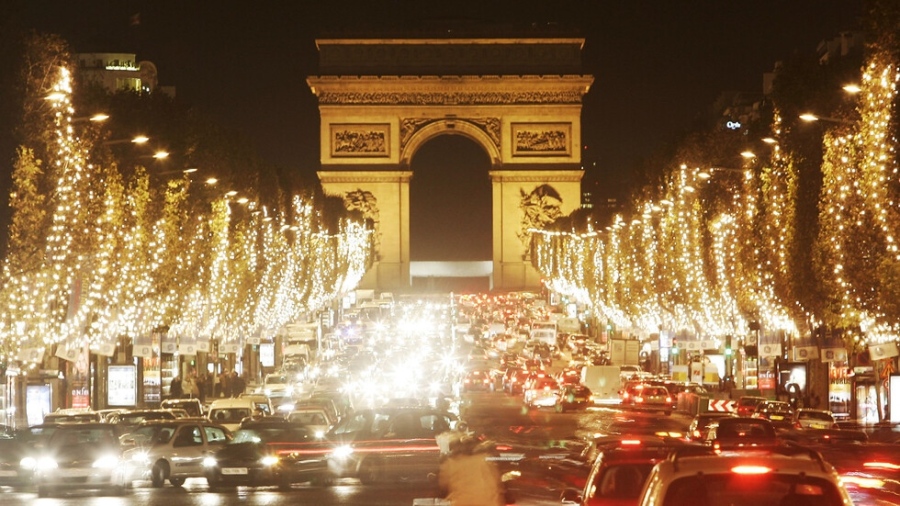 Запалиха светлините за Коледа на Шанз-Елизе в Париж  