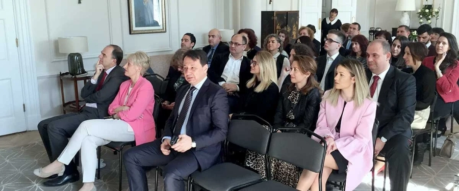 УХТ набира студенти за менторската програма Лидери за бъдещето