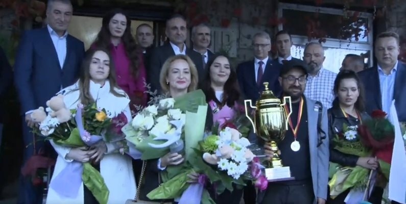 Премиерът и министърът на спорта посрещат шахматните кралици на Европа
