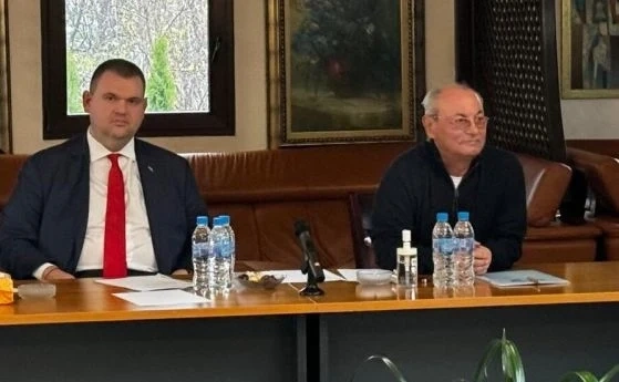 Доган се появи до Пеевски на заседание на ръководството на ДПС