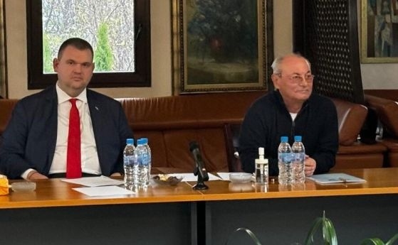 Доган се появи до Пеевски на заседание на ръководството на ДПС
