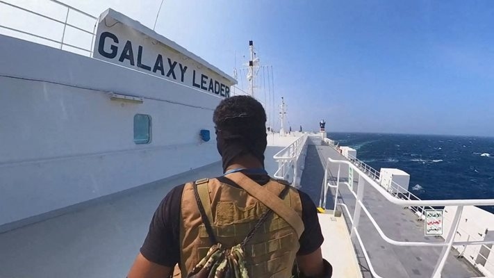 Нови кадри от пленения от хутите кораб с двама българи на борда