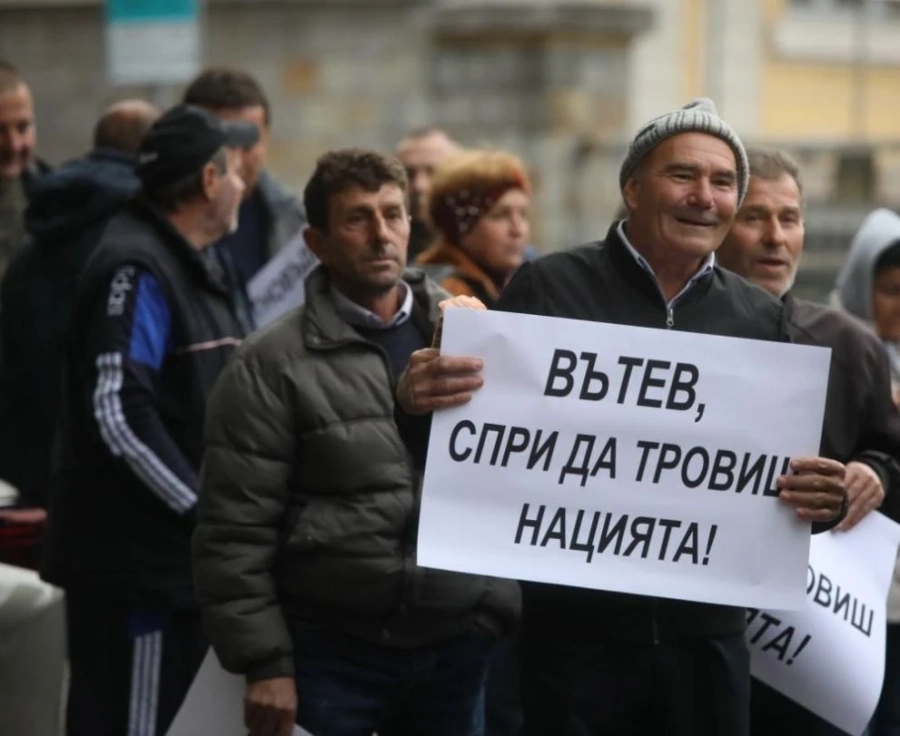 Напрежение на протеста на фермери в София, хората искат оставката на земеделския министър
