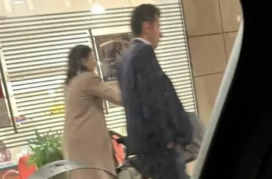 Киро разхожда бебето на Лена Бориславова (СНИМКА)