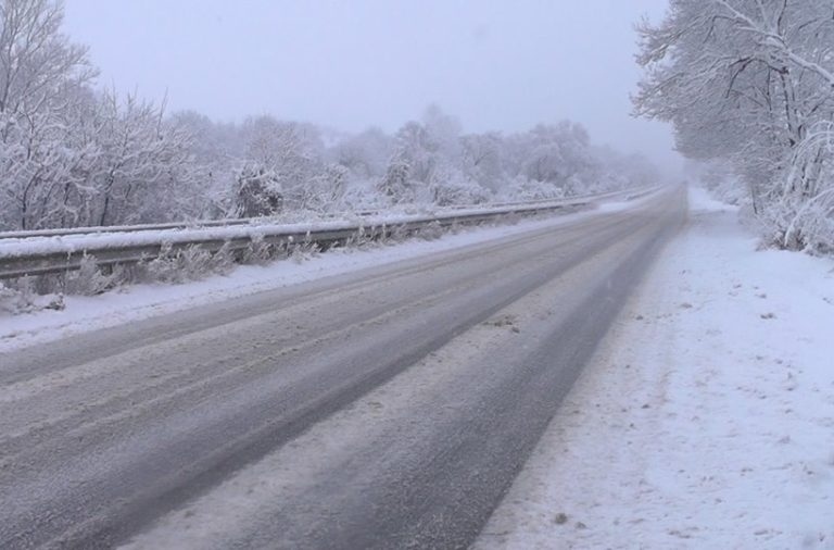 Усложнена обстановка: Дъжд, сняг, навявания и виелици